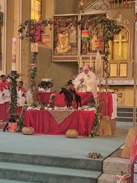 Pfarrer Winter am Altar